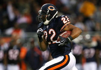 CHICAGO - AUGUST 22: Matt Forte #22 of the Chicago Bears runs for a 32-yard touchdown in the first quarter against the New York Giants during their preseason NFL game at Soldier Field on August 22, 2009 in Chicago, Illinois.  (Photo by Jonathan Daniel/Getty Images)