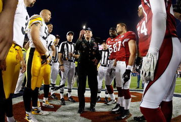 TAMPA, FL - FEBRUARY 01:  General David H. Petraeus, commander of the United States Central Command, performs the coin toss before Super Bowl XLIII between the Arizona Cardinals and the Pittsburgh Steelers on February 1, 2009 at Raymond James Stadium in Tampa, Florida.  (Photo by Jamie Squire/Getty Images)