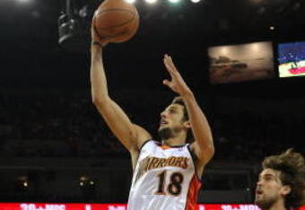OAKLAND, CA - NOVEMBER 07:  Marco Belinelli #18 of the Golden State Warriors takes the ball to the basket against the Memphis Grizzlies during the game on November 7, 2008 at Oracle Arena in Oakland, California. The Grizzlies won 109-104. NOTE TO USER: User expressly acknowledges and agrees that, by downloading and or using this photograph, User is consenting to the terms and conditions of the Getty Images License Agreement.  (Photo by Jed Jacobsohn/Getty Images)