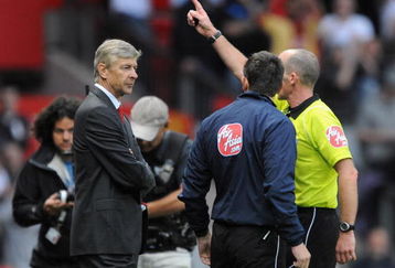 MANCHESTER, ENGLAND - AUGUST 29:  Referee Mike Dean sends Arsenal Manager Arsene Wenger to the stands during the Barclays Premier League match between Manchester United and Arsenal at Old Trafford on August 29, 2009 in Manchester, England.  (Photo by Laurence Griffiths/Getty Images)