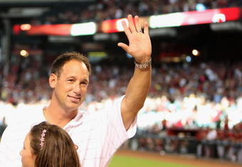 PHOENIX - AUGUST 29:  Luis Gonzalez waves to the fans as he is awarded the 'Key to the Stadium' on Luis Gonzalez Appreciation Night before the major league baseball game between the Houston Astros and the Arizona Diamondbacks at Chase Field on August 29, 2009 in Phoenix, Arizona.  (Photo by Christian Petersen/Getty Images)
