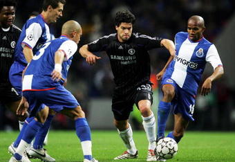 PORTO, PORTUGAL - FEBRUARY 21: Michael Ballack of Chelsea battles with Paulo Assuncao of FC Porto during the UEFA Champions League round of 16 first leg match between FC Porto and Chelsea at The Dragao Stadium on February 21, 2007 in Porto, Portugal.  (Photo by Laurence Griffiths/Getty Images)