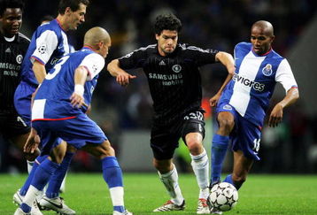 PORTO, PORTUGAL - FEBRUARY 21: Michael Ballack of Chelsea battles with Paulo Assuncao of FC Porto during the UEFA Champions League round of 16 first leg match between FC Porto and Chelsea at The Dragao Stadium on February 21, 2007 in Porto, Portugal.  (Photo by Laurence Griffiths/Getty Images)