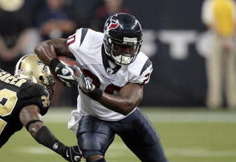 HOUSTON - AUGUST 22:  Running back Steve Slaton #20 of the Houston Texans rushes past cornerback Jabari Greer #32 of the New Orleans Saints on August 22, 2009 in Houston, Texas.  (Photo by Bob Levey/Getty Images)