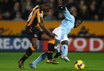 HULL, UNITED KINGDOM - NOVEMBER 16:  Mwaruwari Benjani of Manchester City battles for the ball with George Boateng of Hull City during the Barclays Premier League match between Hull City and Manchester City at The KC Stadium on November 16, 2008 in Hull, England.  (Photo by Laurence Griffiths/Getty Images)