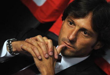 MILAN, ITALY - AUGUST 29:  AC Milan Manager Leonardo watches the action during the Serie A match between AC Milan and Inter Milan at Stadio Giuseppe Meazza on August 29, 2009 in Milan, Italy.  (Photo by Valerio Pennicino/Getty Images)