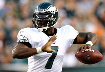 PHILADELPHIA, PA - AUGUST 27:  Michael Vick #7 of the Philadelphia Eagles throws his first pass during the preseason game against the Jacksonville Jaguars at Lincoln Financial Field on August 27, 2009 in Philadelphia, Pennsylvania.  (Photo by Jim McIsaac/Getty Images)