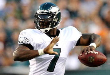 PHILADELPHIA, PA - AUGUST 27:  Michael Vick #7 of the Philadelphia Eagles throws his first pass during the preseason game against the Jacksonville Jaguars at Lincoln Financial Field on August 27, 2009 in Philadelphia, Pennsylvania.  (Photo by Jim McIsaac/Getty Images)