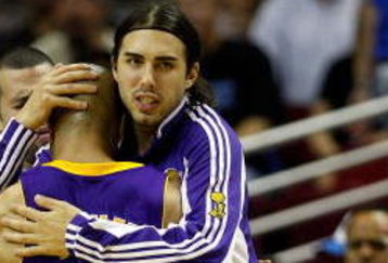 ORLANDO, FL - JUNE 11:  Jordan Farmar #5 and Sasha Vujacic #18 hug teammate Derek Fisher #2 of the Los Angeles Lakers in the second half against the Orlando Magic in Game Four of the 2009 NBA Finals on June 11, 2009 at Amway Arena in Orlando, Florida.  NOTE TO USER:  User expressly acknowledges and agrees that, by downloading and or using this photograph, User is consenting to the terms and conditions of the Getty Images License Agreement.  (Photo by Chris Graythen/Getty Images)