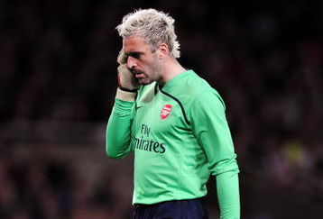 LONDON, ENGLAND - MAY 05:  Manuel Almunia of Arsenal looks at the ground during the UEFA Champions League Semi Final Second Leg match between Arsenal and Manchester United at Emirates Stadium on May 5, 2009 in London, England.  (Photo by Shaun Botterill/Getty Images)