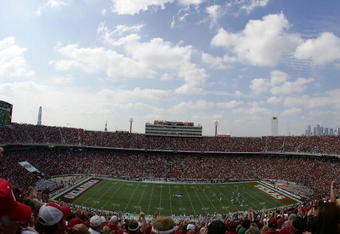 DALLAS - OCTOBER 11:  A general view of the Oklahoma Sooners and the Texas Longhorns during the Red River Rivalry at the Cotton Bowl on October 11, 2008 in Dallas, Texas.  (Photo by Ronald Martinez/Getty Images)
