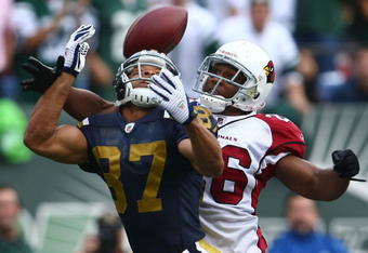 EAST RUTHERFORD, NJ - SEPTEMBER 28:  Laveranues Coles #87 of the New York Jets tries to make a catch under pressure from Roderick Hood #26 of the Arizona Cardinals on September 28, 2008 at Giants Stadium in East Rutherford, New Jersey.  (Photo by Chris McGrath/Getty Images)