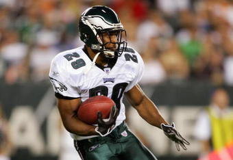 PHILADELPHIA- AUGUST 26:  Roderick Hood #29 of the Philadelphia Eagles carries the ball during the preseason game with the Cincinnati Bengals on August 26, 2005 at Lincoln Financial Field in Philadelphia Pennsylvania.(Photo by Elsa/Getty Images).