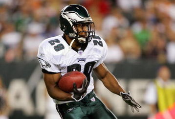 PHILADELPHIA- AUGUST 26:  Roderick Hood #29 of the Philadelphia Eagles carries the ball during the preseason game with the Cincinnati Bengals on August 26, 2005 at Lincoln Financial Field in Philadelphia Pennsylvania.(Photo by Elsa/Getty Images).