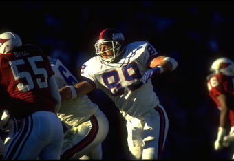 16 OCT 1990:  NEW YORK GIANTS TIGHTEND MARK BAVARO LOOKS TO BLOCK A PHOENIX CARDINAL DEFENSIVE LINEMAN DURING THE GIANTS 24-21 VICTORY OVER THE PHOENIX CARDINALS AT SUN DEVIL STADIUM IN TEMPE, ARIZONA.