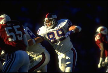 16 OCT 1990:  NEW YORK GIANTS TIGHTEND MARK BAVARO LOOKS TO BLOCK A PHOENIX CARDINAL DEFENSIVE LINEMAN DURING THE GIANTS 24-21 VICTORY OVER THE PHOENIX CARDINALS AT SUN DEVIL STADIUM IN TEMPE, ARIZONA.