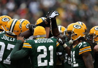 GREEN BAY, WI - NOVEMBER 30:  (L-R) Johnny Jolly #97, Charles Woodson #21 and Al Harris #31 of the Green Bay Packers huddle up with their defensive teammates against the Carolina Panthers at Lambeau Field on November 30, 2008 in Green Bay, Wisconsin. The Panthers won 35-31.  (Photo by Jonathan Daniel/Getty Images)