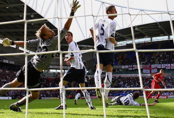 BOLTON, ENGLAND - AUGUST 29:  Steven Gerrard of Liverpool scores the winning goal past Jussi Jaaskelainen of Bolton Wanderers during the Barclays Premier League match between Bolton Wanderers and Liverpool at the Reebok Stadium on August 29, 2009 in Bolton, England.  (Photo by Alex Livesey/Getty Images)