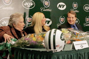 UNIONDALE, NY - JANUARY 17: Eric Mangini sits with his wife Julie (C) and mother Nancy during the press conference introducing him as the new head coach of the New York Jets on January 17, 2006 at the Jets Complex at Hofstra University in Uniondale, New York.  (Photo by Jim McIsaac/Getty Images)                 
