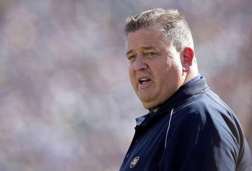 SOUTH BEND, IN - OCTOBER 07:  Charlie Weis the Head Coach of Notre Dame Fighting Irish gives instructions to his team during the game against the Stanford Cardinal on October 7, 2006 at Notre Dame Stadium in South Bend, Indiana.  (Photo by Andy Lyons/Getty Images)