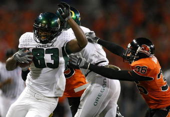 CORVALLIS, OR - NOVEMBER 29:  Ed Dickson #83 of the Oregon Ducks runs for a touchdown against Brandon Hughes #36 of the Oregon State Beavers at Reser Stadium on November 29, 2008 in Corvalis, Oregon.  (Photo by Jonathan Ferrey/Getty Images)