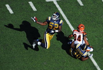 EAST RUTHERFORD, NJ - OCTOBER 12:  David Harris #52 of the New York Jets almost makes an interception as T.J. Houshmandzadeh #84 of the Cincinnati Bengals falls over Drew Coleman #30 during their game on October 12, 2008 at Giants Stadium in East Rutherford, New Jersey.  (Photo by Al Bello/Getty Images)