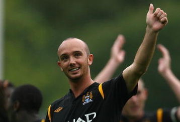 BLACKBURN, ENGLAND - AUGUST 15:  Stephen Ireland of Manchester City salutes the fans at the end of the Barclays Premier League match between Blackburn Rovers and Manchester City at Ewood Park on August 15, 2009 in Blackburn, England. (Photo by Alex Livesey/Getty Images)