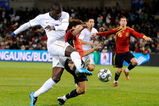 BLOEMFONTEIN, SOUTH AFRICA - JUNE 24: Jozy Altidore #17 of USA takes a shot on goal against Carles Puyol #5 of Spain during the FIFA Confederations Cup Semi Final match between Spain and USA at the Free State Stadium on June 24, 2009 in Bloemfontein, South Africa. At left is Xabi Alonso #14 od Spain.  (Photo by Kevork Djansezian/Getty Images)