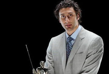 LAS VEGAS - JUNE 18:  Roberto Luongo of the Vancouver Canucks poses with the NHL Fan Fav Award following the 2009 NHL Awards at the Palms Casino Resort on June 18, 2009 in Las Vegas, Nevada.  (Photo by Harry How/Getty Images for NHL)