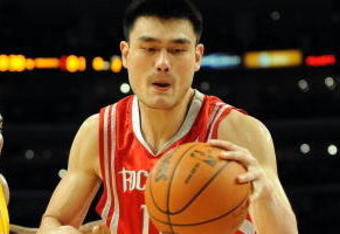LOS ANGELES, CA - MAY 06:  Yao Ming #11 of the Houston Rockets moves the ball against Andrew Bynum #17 of the Los Angeles Lakers in Game Two of the Western Conference Semifinals during the 2009 NBA Playoffs at Staples Center on May 6, 2009 in Los Angeles, California. NOTE TO USER: User expressly acknowledges and agrees that, by downloading and or using this photograph, User is consenting to the terms and conditions of the Getty Images License Agreement.  (Photo by Harry How/Getty Images)