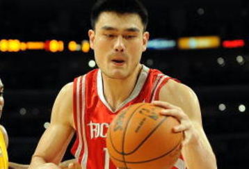 LOS ANGELES, CA - MAY 06:  Yao Ming #11 of the Houston Rockets moves the ball against Andrew Bynum #17 of the Los Angeles Lakers in Game Two of the Western Conference Semifinals during the 2009 NBA Playoffs at Staples Center on May 6, 2009 in Los Angeles, California. NOTE TO USER: User expressly acknowledges and agrees that, by downloading and or using this photograph, User is consenting to the terms and conditions of the Getty Images License Agreement.  (Photo by Harry How/Getty Images)