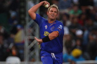 CAPE TOWN, SOUTH AFRICA - APRIL 18:  Shane Warne of Rajasthan bowls during the IPL T20 match between Rajasthan Royals and Royal Challengers Bangalore at Newlands Cricket Ground on April 18, 2009 in Cape Town, South Africa.  (Photo by Tom Shaw/Getty Images)