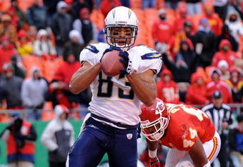 KANSAS CITY, MO - DECEMBER 14:  Vincent Jackson #83 of the San Diego Chargers catches a go ahead touchdown in the final minute in front of Jarrad Page #44 of the Kansas City Chiefs in a 22-21 win on December 14, 2008 at Arrowhead Stadium in Kansas City, Missouri.  (Photo by Harry How/Getty Images)