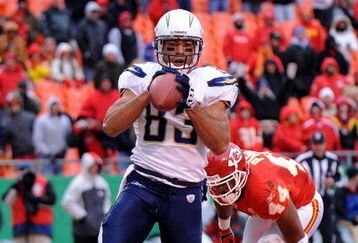 KANSAS CITY, MO - DECEMBER 14:  Vincent Jackson #83 of the San Diego Chargers catches a go ahead touchdown in the final minute in front of Jarrad Page #44 of the Kansas City Chiefs in a 22-21 win on December 14, 2008 at Arrowhead Stadium in Kansas City, Missouri.  (Photo by Harry How/Getty Images)
