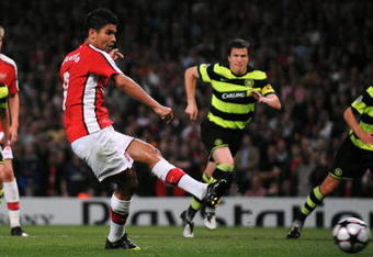 LONDON, ENGLAND - AUGUST 26:  Eduardo of Arsenal scores the opening goal from the penalty spot during the UEFA Champions League 2nd qualifying round 2nd leg match between Arsenal and Celtic at the Emirates Stadium on August 26, 2009 in London, England.  (Photo by Shaun Botterill/Getty Images)