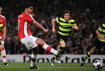 LONDON, ENGLAND - AUGUST 26:  Eduardo of Arsenal scores the opening goal from the penalty spot during the UEFA Champions League 2nd qualifying round 2nd leg match between Arsenal and Celtic at the Emirates Stadium on August 26, 2009 in London, England.  (Photo by Shaun Botterill/Getty Images)