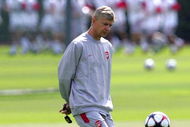ST ALBANS, ENGLAND - AUGUST 17: Manager Arsene Wenger is pictured during an Arsenal training session prior to Tuesday's Champions League fixture against Celtic at London Colney training ground on August 17, 2009 in St Albans, England. (Photo by Tom Dulat/Getty Images)