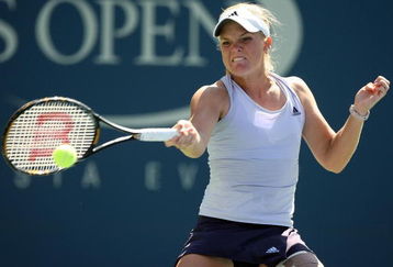 NEW YORK - SEPTEMBER 03:  Melanie Oudin returns a shot against Elena Dementieva of Russia during day four of the 2009 U.S. Open at the USTA Billie Jean King National Tennis Center on September 3, 2009 in Flushing neighborhood of the Queens borough of New York City.  (Photo by Al Bello/Getty Images)