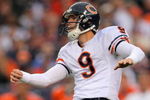 DENVER - AUGUST 30:  Place kicker Robbie Gould #9 makes a field goal attempt from the hold of Brad Maynard #4 of the Chicago Bears against the Denver Broncos during preseason NFL action at INVESCO Field at Mile High on August 30, 2009 in Denver, Colorado. The Bears defeated the Broncos 27-17.  (Photo by Doug Pensinger/Getty Images)