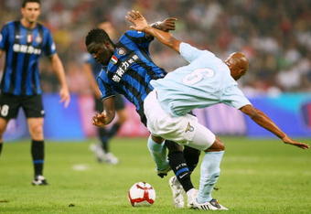BEIJING - AUGUST 08:  Sulley Muntari (L) of Inter battles for the ball with Ousmane Dabo of Lazio during the Beijing 2009 Supercup match between Inter Milan and Lazio at the Birds Nest on August 8, 2009 in Beijing, China.  (Photo by Feng Li/Getty Images)