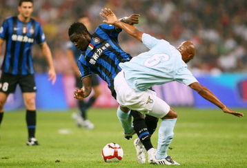 BEIJING - AUGUST 08:  Sulley Muntari (L) of Inter battles for the ball with Ousmane Dabo of Lazio during the Beijing 2009 Supercup match between Inter Milan and Lazio at the Birds Nest on August 8, 2009 in Beijing, China.  (Photo by Feng Li/Getty Images)