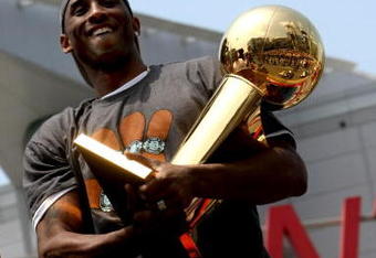 LOS ANGELES, CA - JUNE 17:  Kobe Bryant #24 holds the Larry O'Brien trophy as he rides on the top of a double decker bus at the start of the Los Angeles Lakers NBA championship victory parade outside the Staples Center on June 17, 2009 in Los Angeles, California.  (Photo by Stephen Dunn/Getty Images)