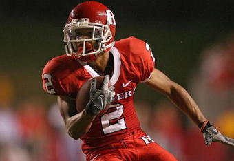 PISCATAWAY, NJ - OCTOBER 6:  Wide Receiver Tim Brown #2 runs during a game against the Cincinnati Bearcats at Rutgers Stadium October 6, 2007 in Piscataway, New Jersey.  (Photo by Mike Ehrmann/Getty Images)