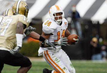NASHVILLE, TN - NOVEMBER 22:  Eric Berry #14 of the Tennessee Volunteers carries the ball during the game against the Vanderbilt Commodores at Vanderbilt Stadium on November 22, 2008 in Nashville, North Carolina.  (Photo by Kevin C. Cox/Getty Images)