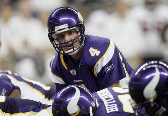 HOUSTON - AUGUST 31:  Quarterback Brett Favre #4 of the Minnesota Vikings sets at the line of scrimmage against the Houston Texans at Reliant Stadium on August 31, 2009 in Houston, Texas.  (Photo by Bob Levey/Getty Images)