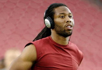 GLENDALE, ARIZONA - AUGUST 22: Larry Fitzgerald #11 of the Arizona Cardinals warms up before the game against  the San Diego Chargers at the University of Phoenix Stadium on August 22, 2009 in Glendale, Arizona. (Photo by Christian Petersen/Getty Images)