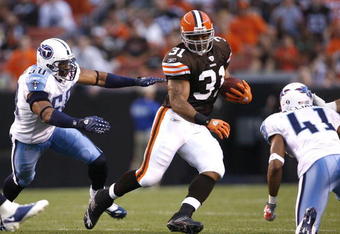 CLEVELAND - AUGUST 29: Jamal Lewis #31 of the Cleveland Browns runs by Cory Lekkerkerker #60 and Cary Williiams #41 of the Tennessee Titans at Cleveland Browns Stadium on August 29, 2009 in Cleveland, Ohio.  (Photo by Matt Sullivan/Getty Images)