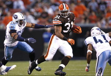 CLEVELAND - AUGUST 29: Jamal Lewis #31 of the Cleveland Browns runs by Cory Lekkerkerker #60 and Cary Williiams #41 of the Tennessee Titans at Cleveland Browns Stadium on August 29, 2009 in Cleveland, Ohio.  (Photo by Matt Sullivan/Getty Images)