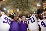 ATLANTA - DECEMBER 31: Head coach Les Miles (center) and the LSU Tigers celebrate after a 38-3 win over the Georgia Tech Yellow Jackets in the Chick-fil-A Bowl on December 31, 2008 at the Georgia Dome in Atlanta, Georgia. (Photo by Kevin C. Cox/Getty Images)