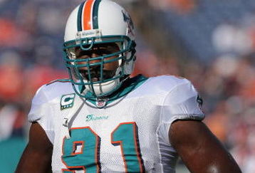 DENVER - NOVEMBER 02:  Defensive end Vonnie Holliday #91 of the Miami Dolphins warms up prior to facing the Denver Broncos during NFL action at Invesco Field at Mile High on November 2, 2008 in Denver, Colorado. The Dolphins defeated the Broncos 26-17.  (Photo by Doug Pensinger/Getty Images)
